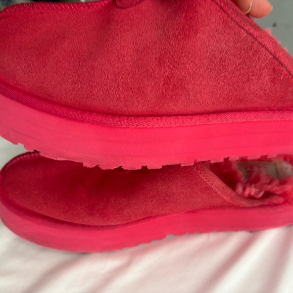 UGG women’s s Vibrant Red Slippers - Picture 5 of 9